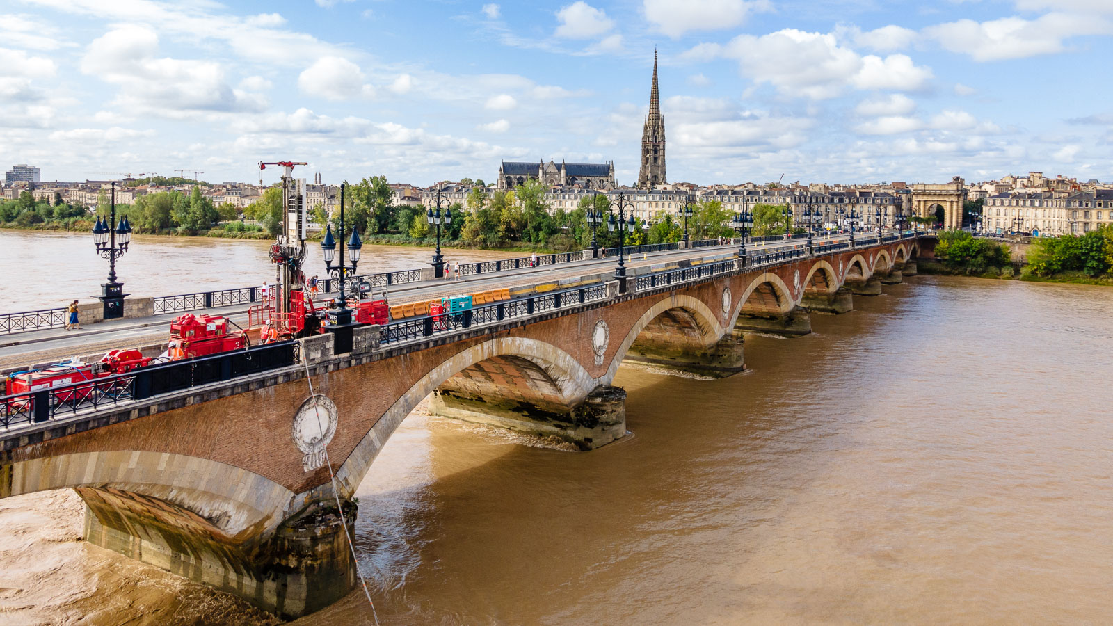 Travaux de micropieux sur le Pont de Pierre à Bordeaux en France