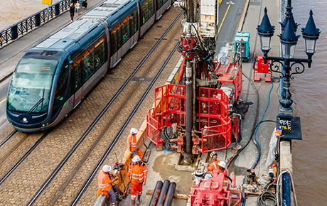 Travaux de micropieux avec forage HiDrill sur le Pont de pierre à Bordeaux en France.