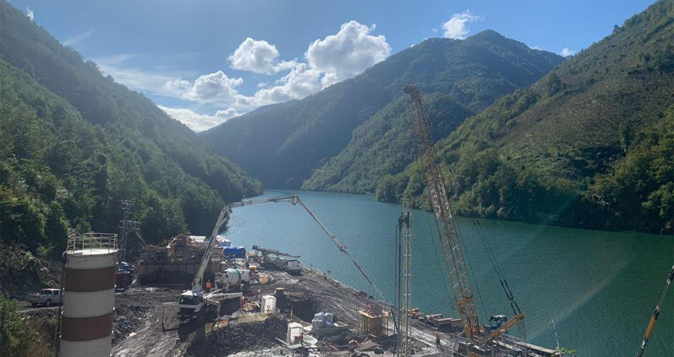 Construction des fondations du pont au dessus de la rivière Çoruh, en Turquie