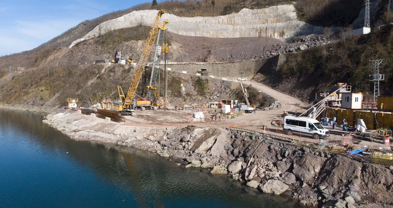 Réalisation des fondations du pont en paroi moulée et barrettes